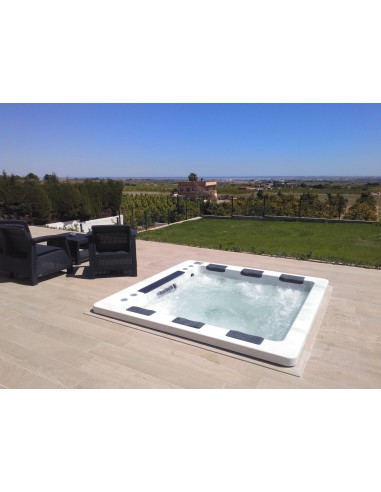 Spa modelo grippa instalado junto a piscina