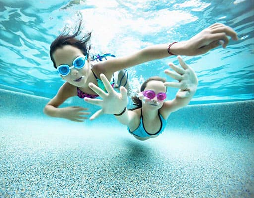 Chicas disfrutando de una piscina desinfectada con cloro